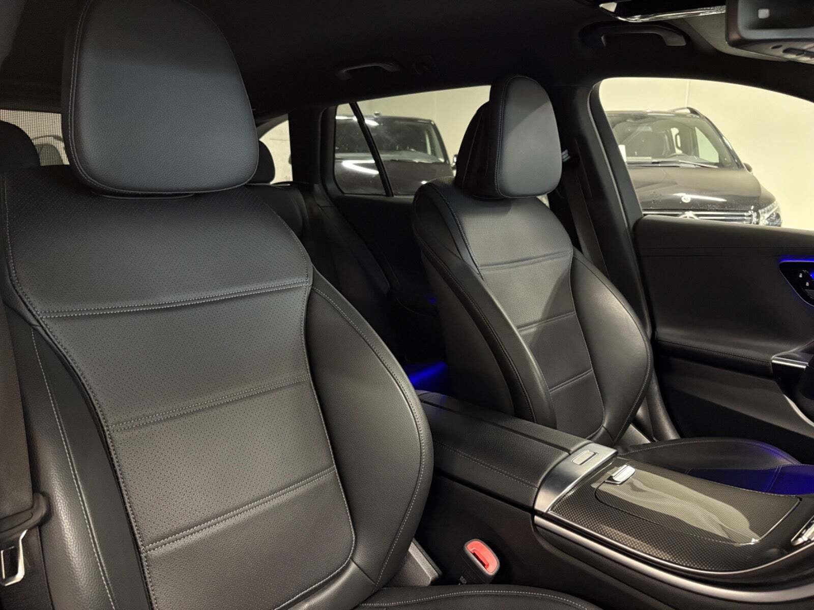 Grå Mercedes C300 e fra 2022