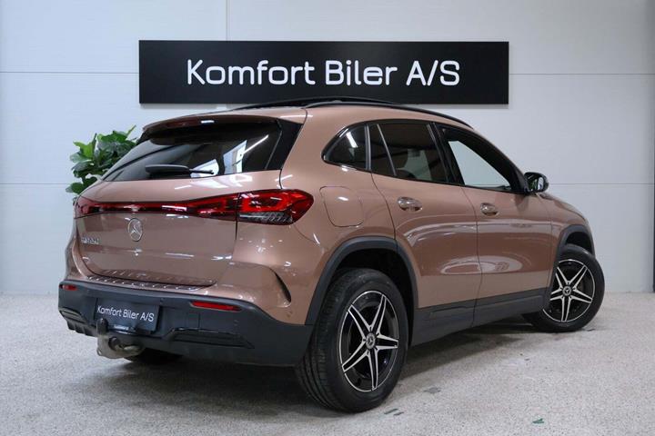 Rød Mercedes EQA250 fra 2022