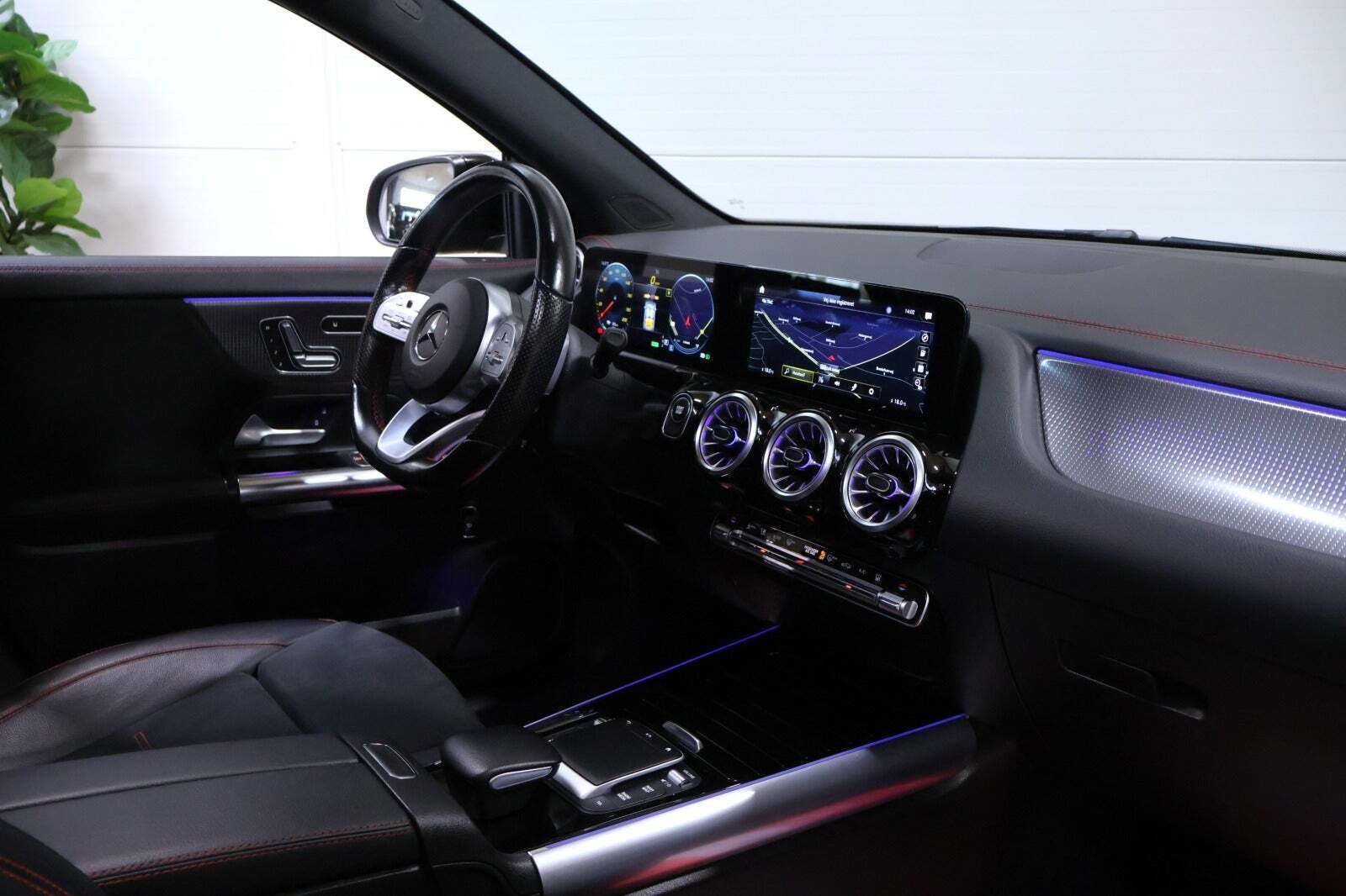 Rød Mercedes EQA250 fra 2022