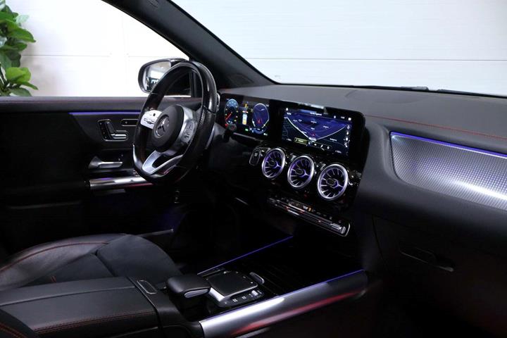 Rød Mercedes EQA250 fra 2022
