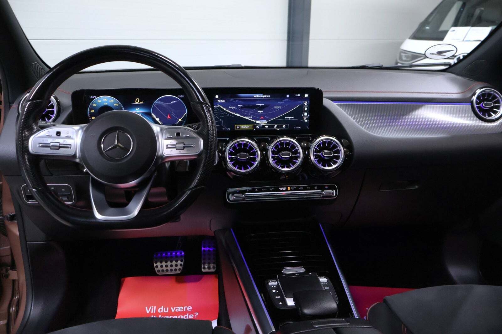 Rød Mercedes EQA250 fra 2022
