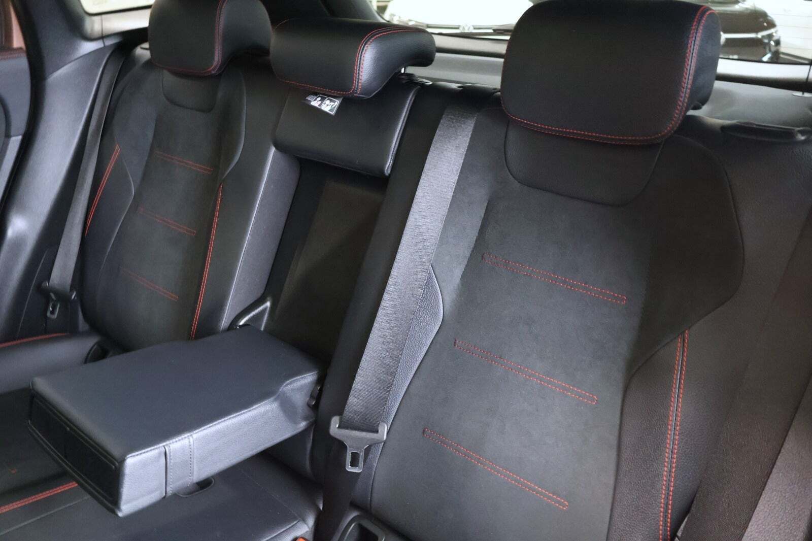 Rød Mercedes EQA250 fra 2022