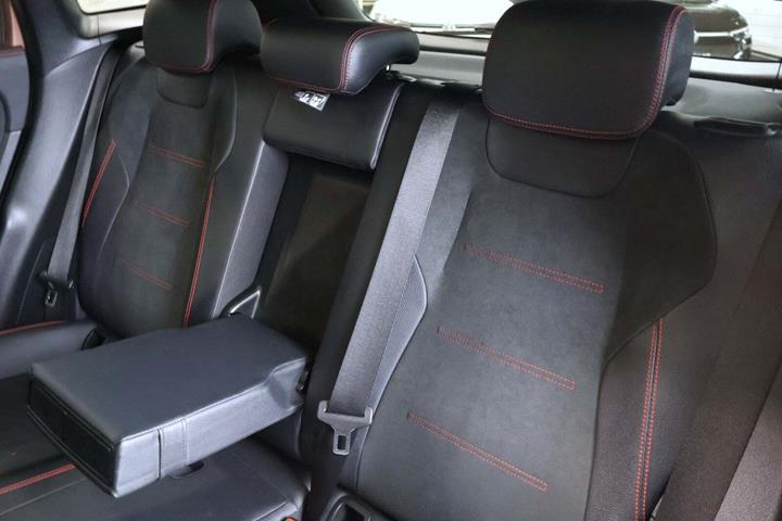 Rød Mercedes EQA250 fra 2022