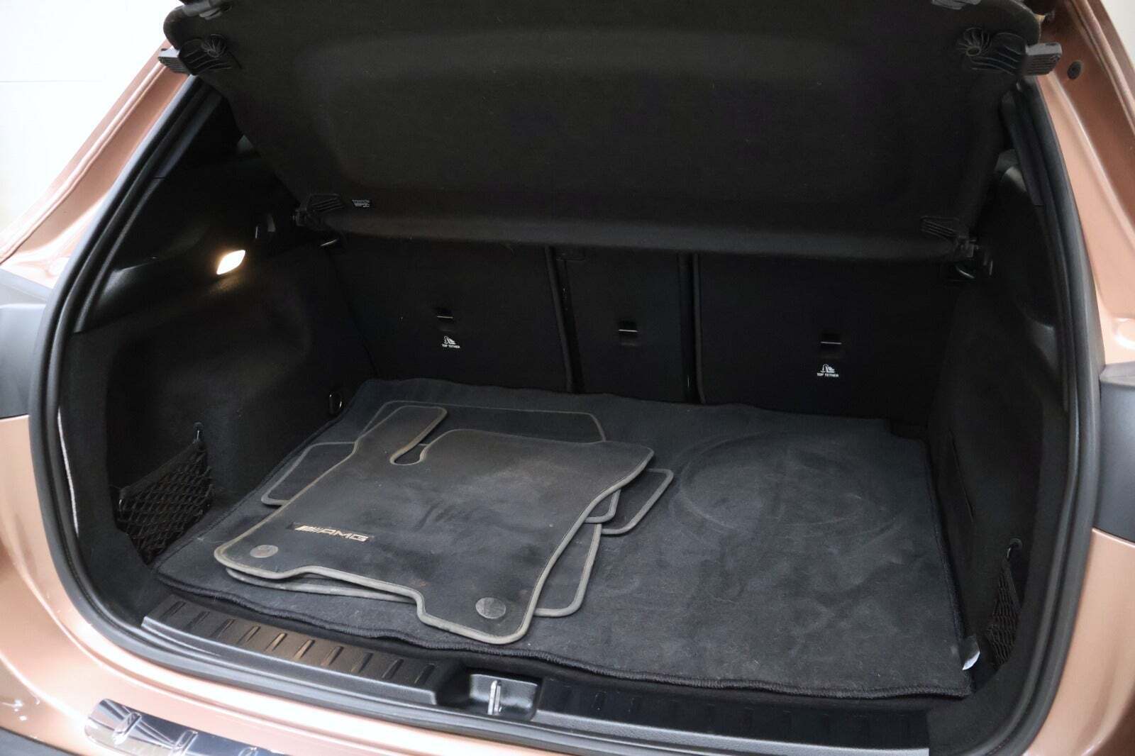 Rød Mercedes EQA250 fra 2022