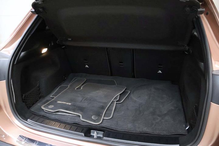 Rød Mercedes EQA250 fra 2022