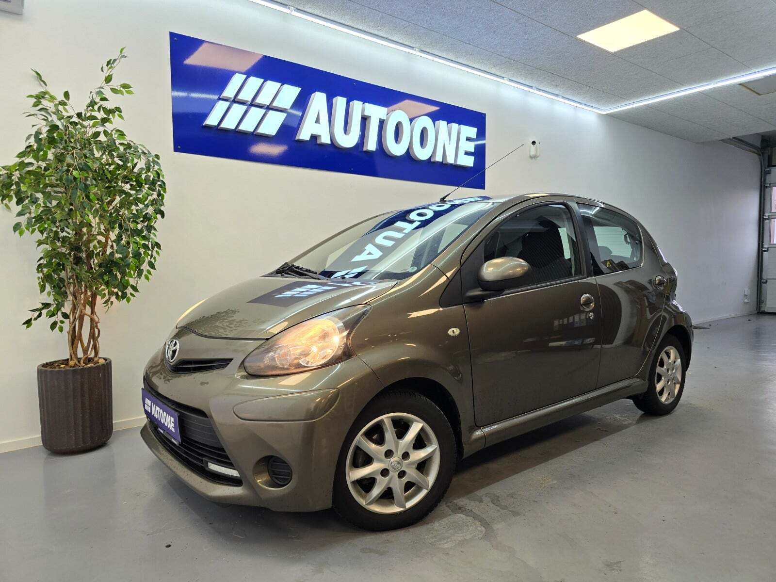 Brun Toyota Aygo fra 2012