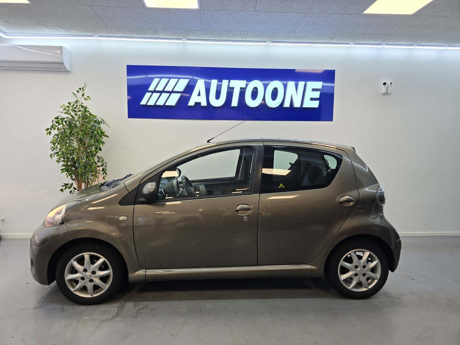 Brun Toyota Aygo fra 2012