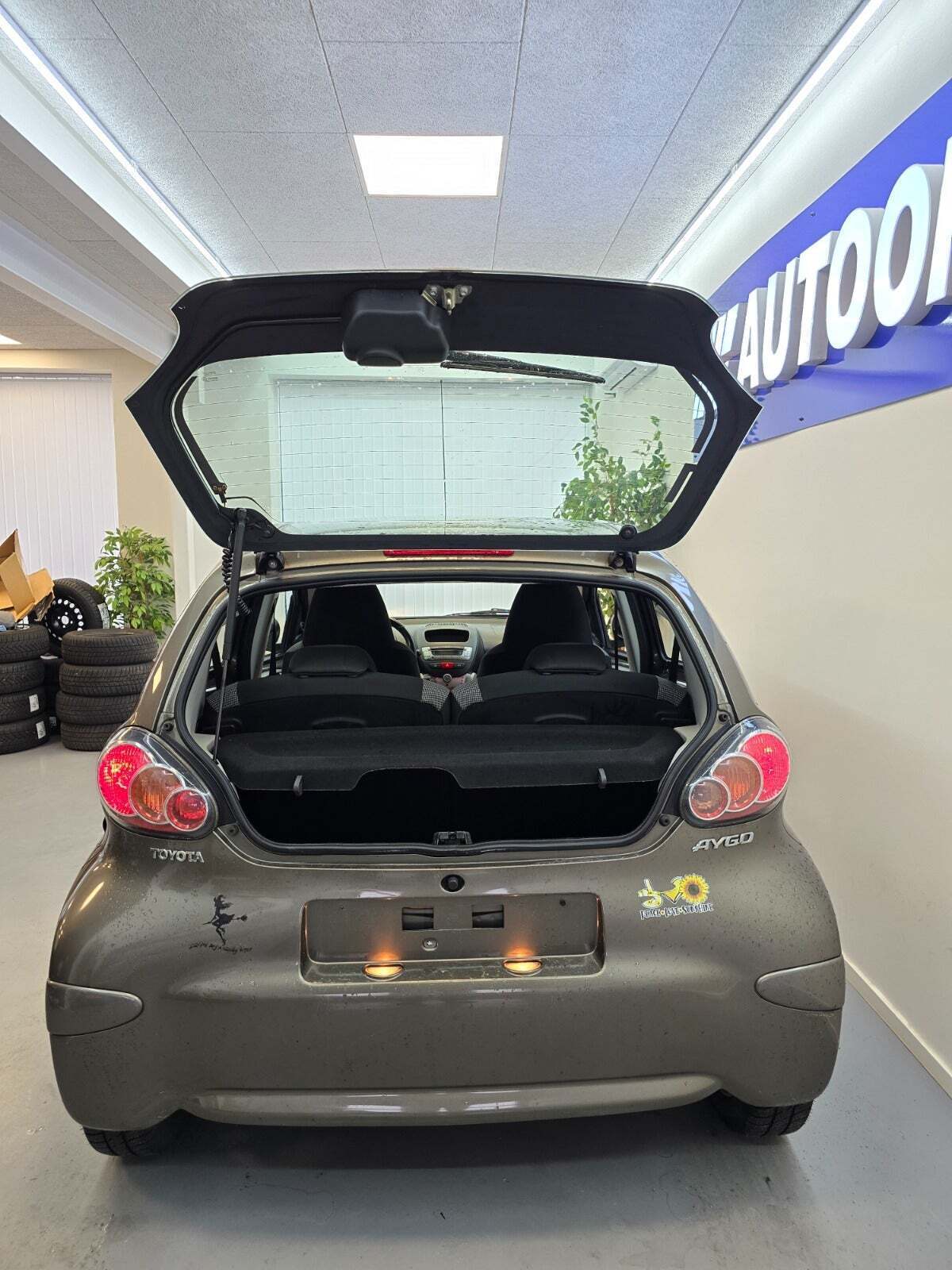 Brun Toyota Aygo fra 2012