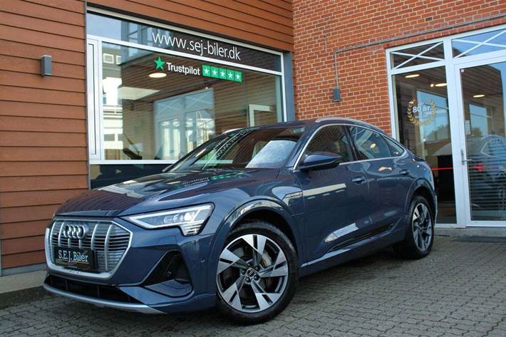 Blå Audi e-tron fra 2022 set udefra