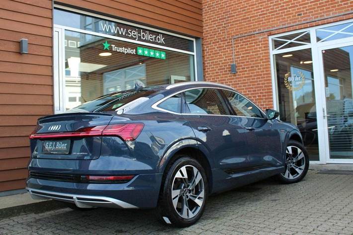 Blå Audi e-tron fra 2022