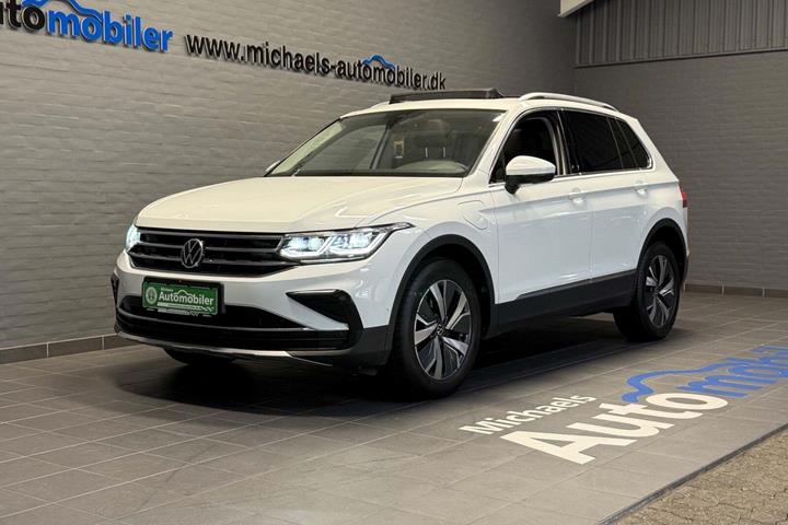 Hvid VW Tiguan fra 2021 set udefra