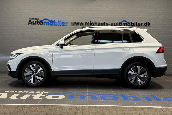Hvid VW Tiguan fra 2021