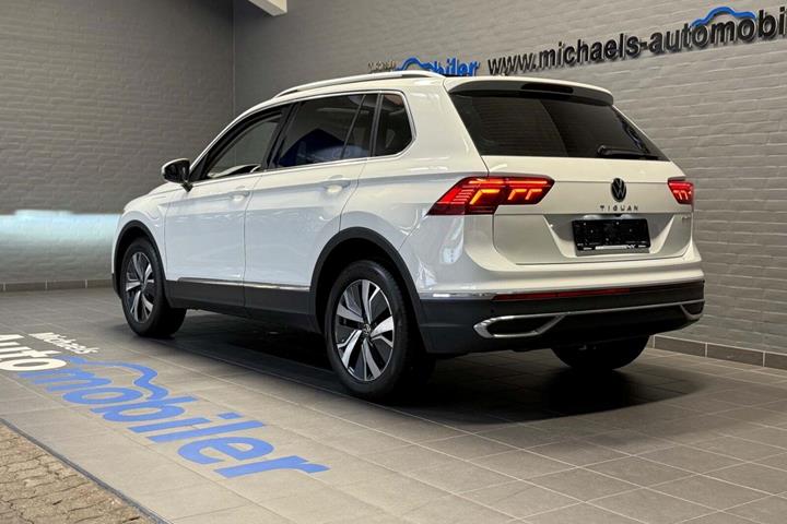 Hvid VW Tiguan fra 2021