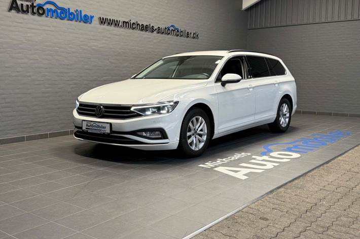 Hvid VW Passat fra 2022 set udefra