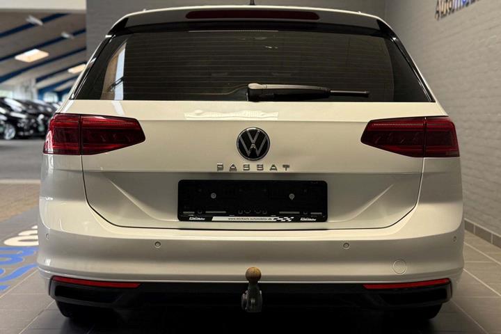 Hvid VW Passat fra 2022