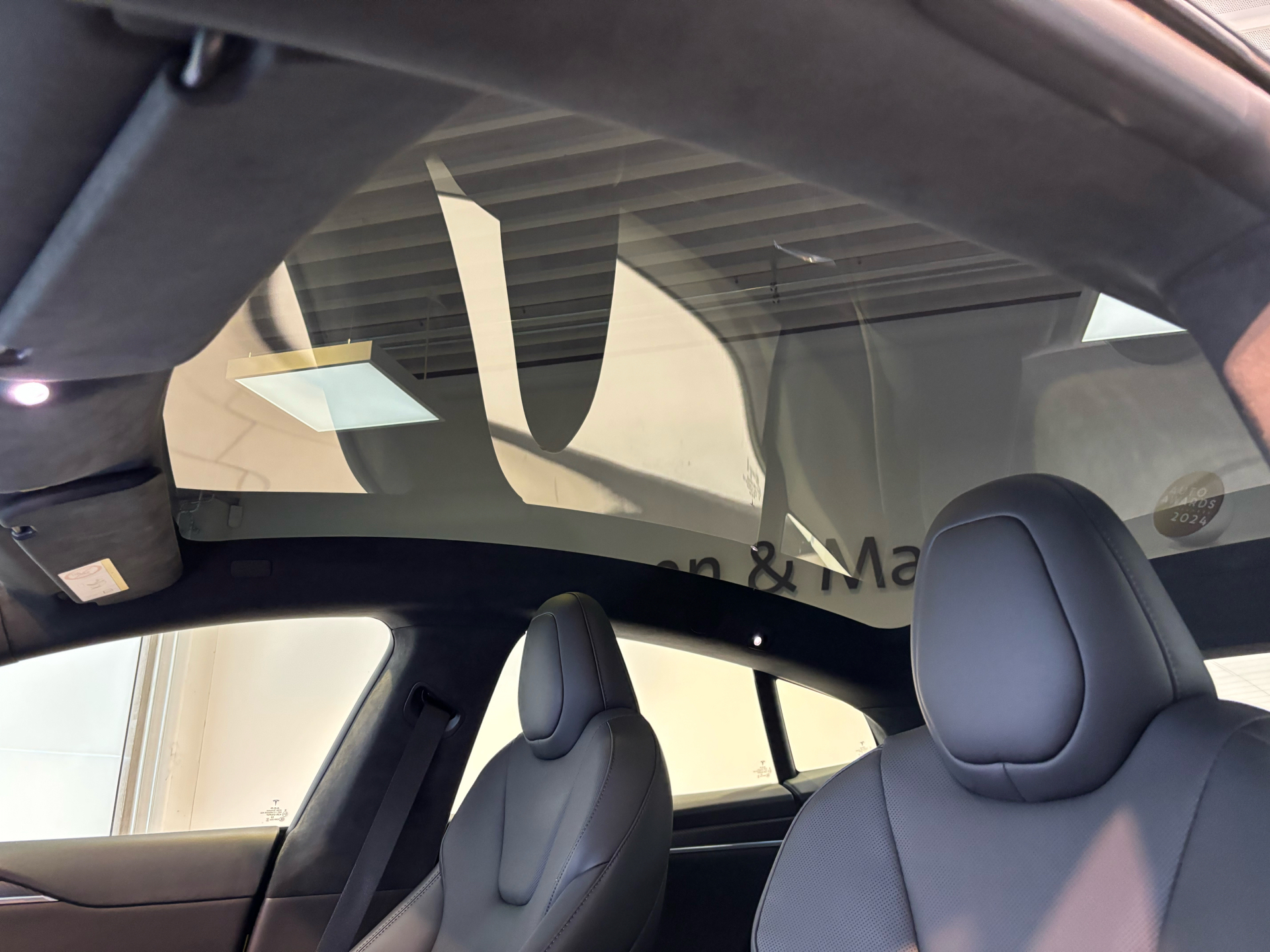 Hvid Tesla Model S fra 2024