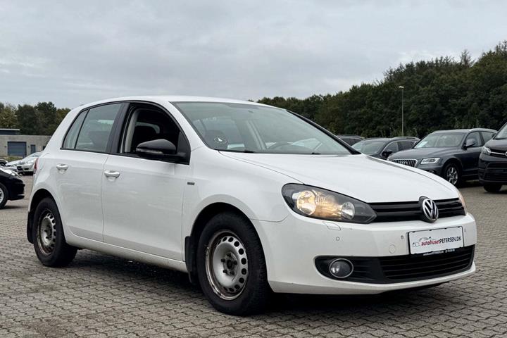 Hvid VW Golf VI fra 2012 set udefra