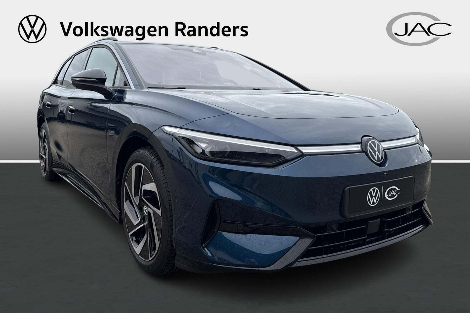 Blå VW ID.7 fra 2025 set udefra