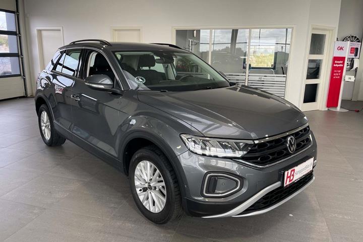 Grå VW T-Roc fra 2022 set udefra