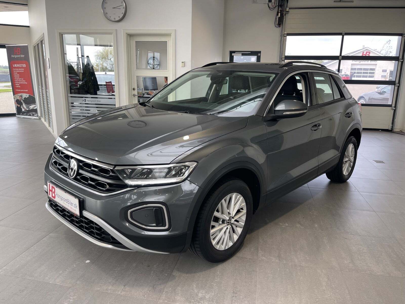 Grå VW T-Roc fra 2022 set udefra