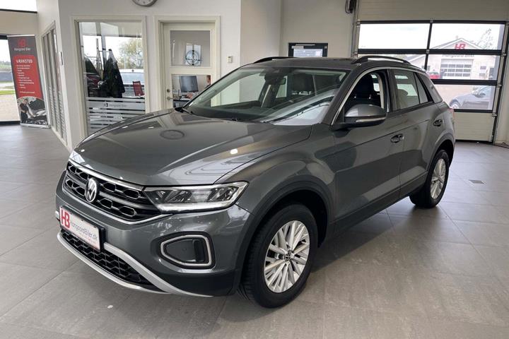 Grå VW T-Roc fra 2022 set udefra