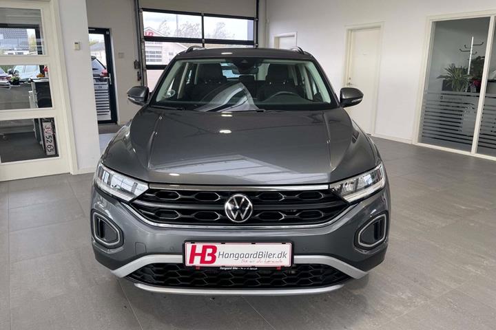 Grå VW T-Roc fra 2022 set udefra