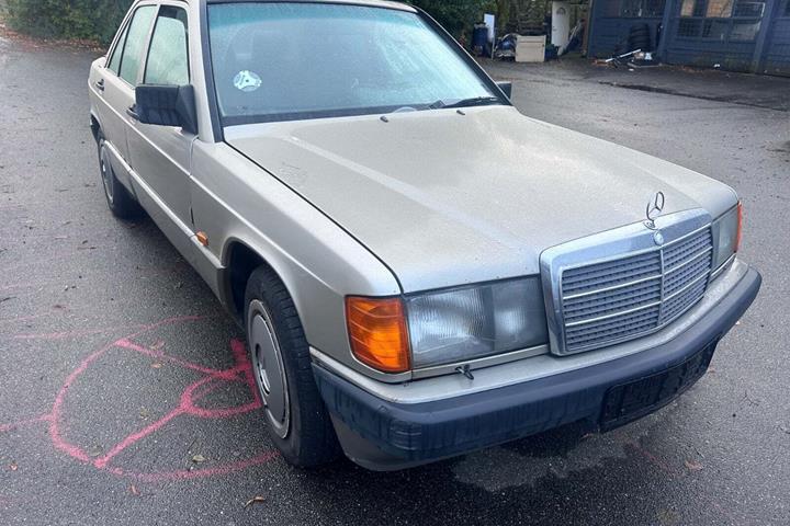 undefined Mercedes 190 E fra 1990 set udefra