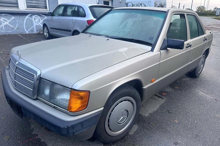 undefined Mercedes 190 E fra 1990 set udefra