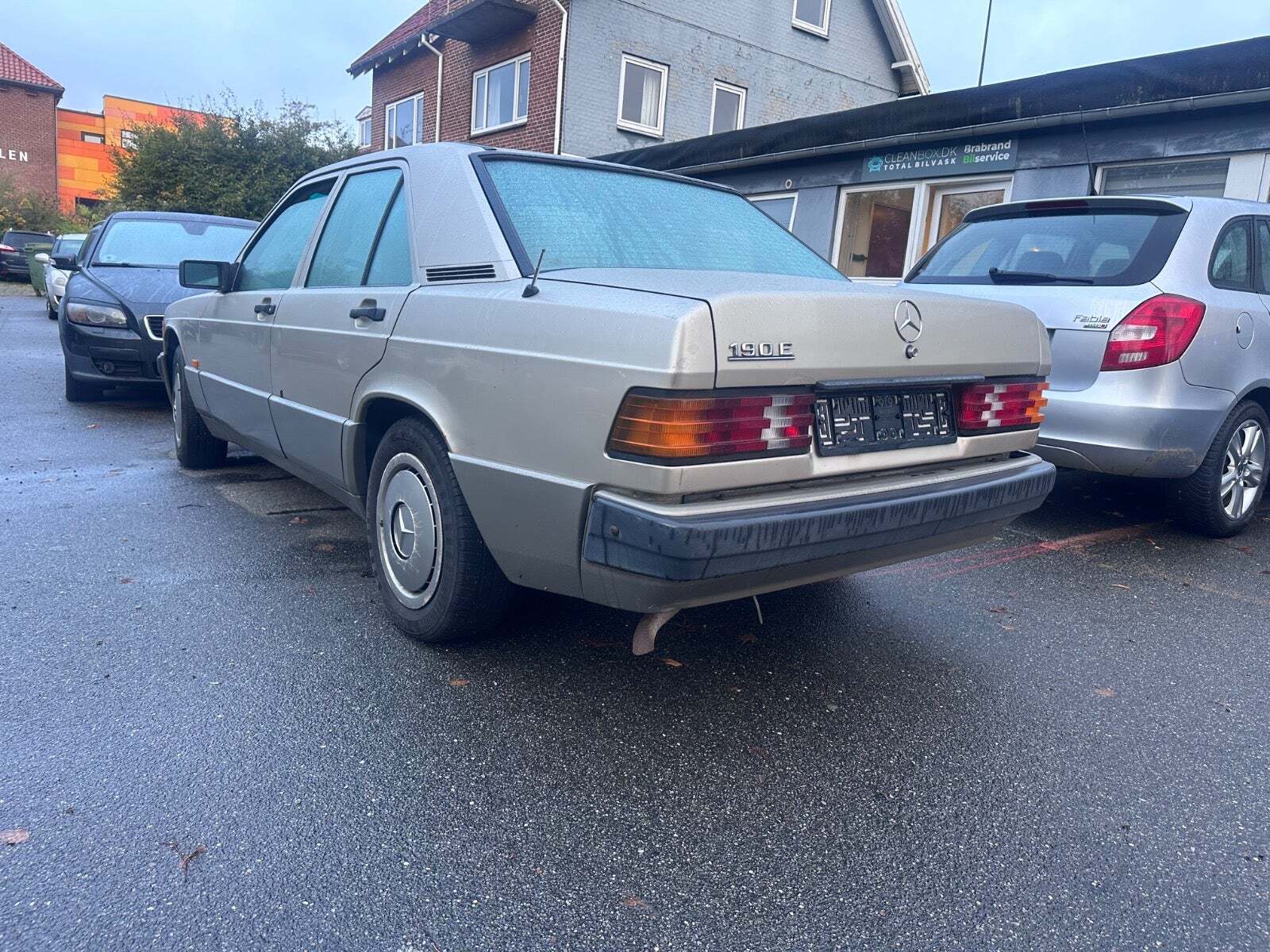 undefined Mercedes 190 E fra 1990 set udefra