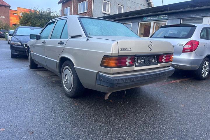 undefined Mercedes 190 E fra 1990 set udefra