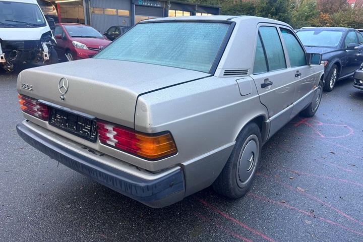 undefined Mercedes 190 E fra 1990 set udefra