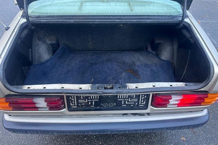 undefined Mercedes 190 E fra 1990 set udefra