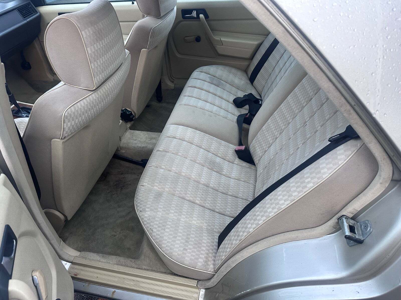 undefined Mercedes 190 E fra 1990 set indefra