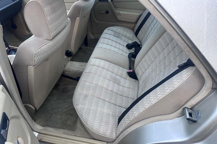 undefined Mercedes 190 E fra 1990 set indefra