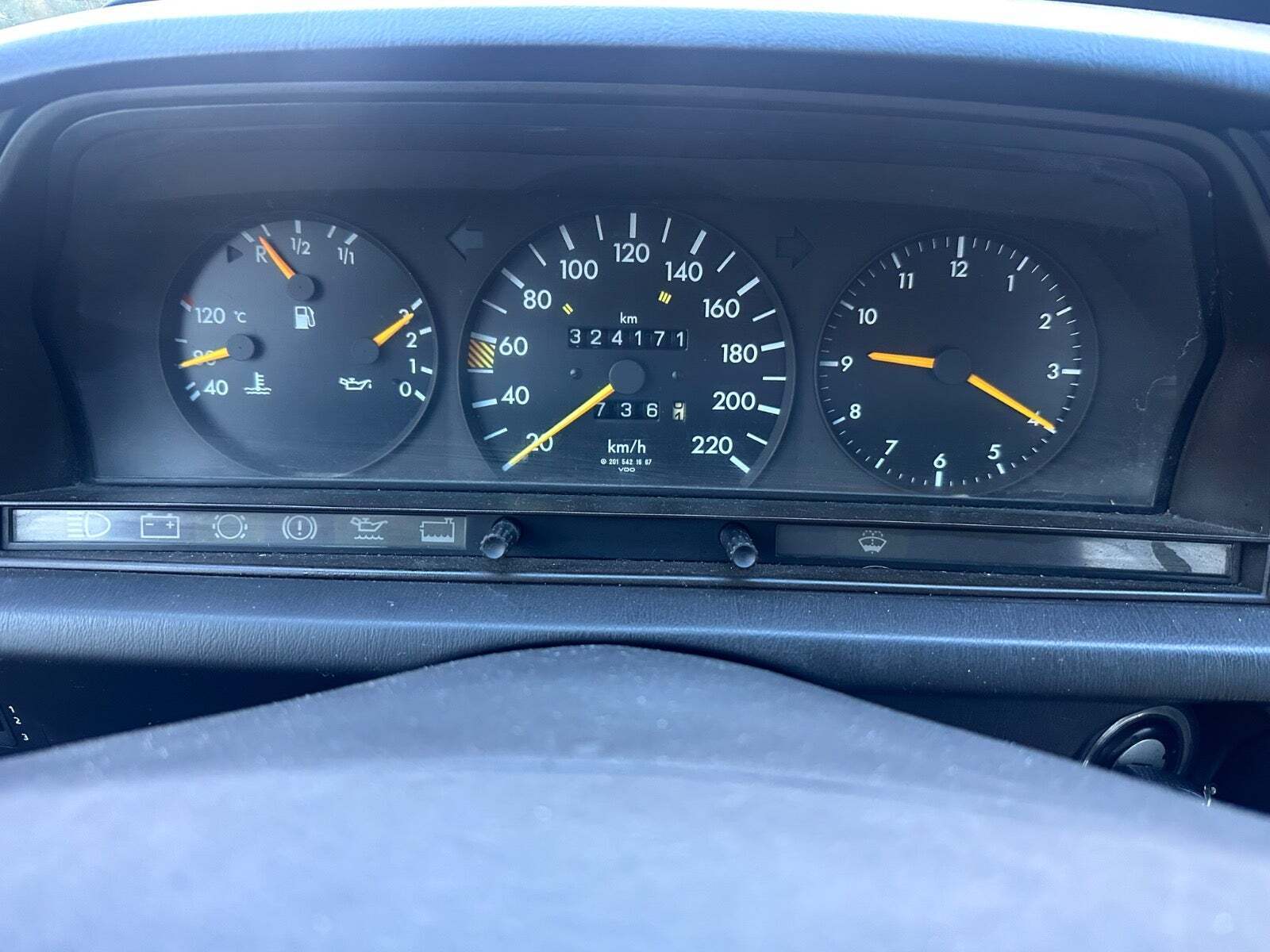 undefined Mercedes 190 E fra 1990 set indefra