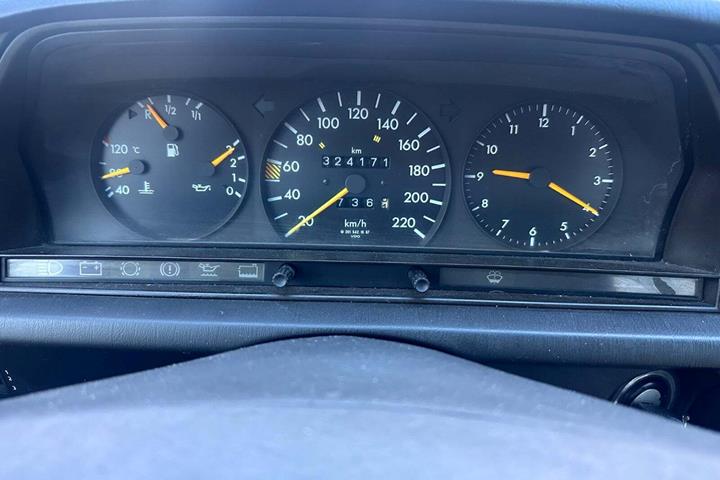 undefined Mercedes 190 E fra 1990 set indefra