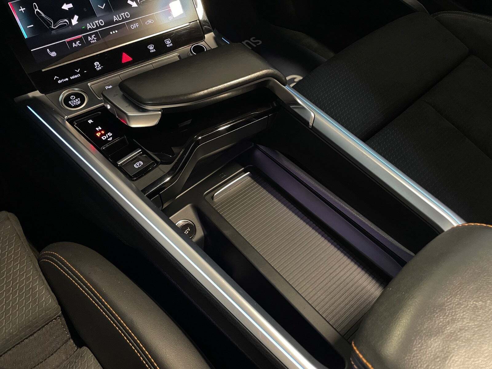 Grå Audi e-tron fra 2022