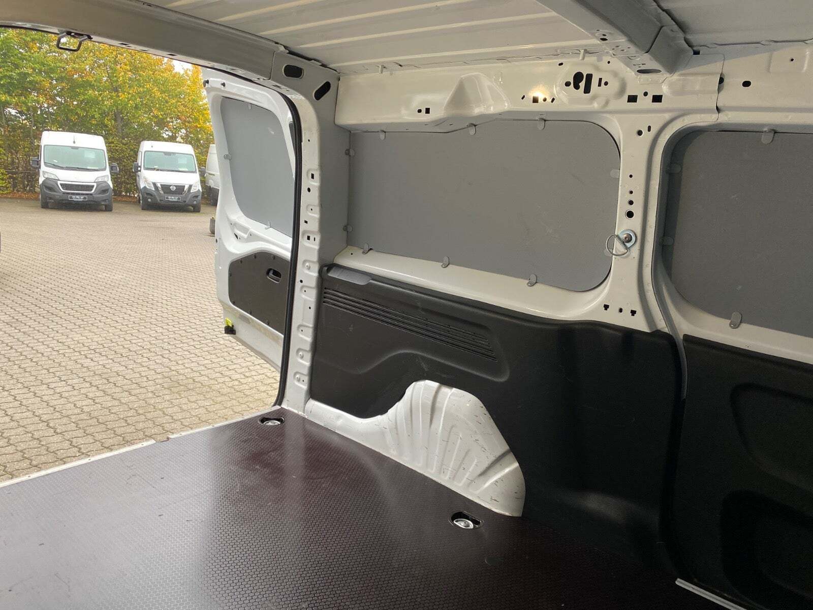 Hvid Peugeot Partner fra 2021