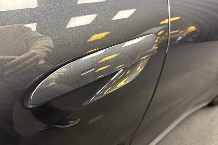 Grå Porsche Taycan fra 2021 set udefra