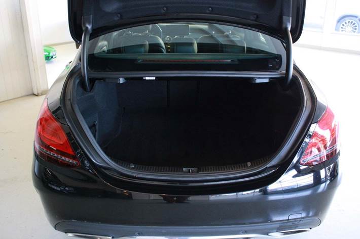 Sort Mercedes C300 de fra 2019