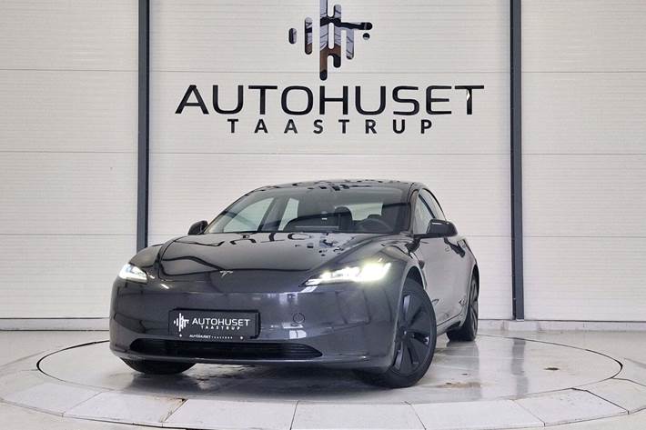 Grå Tesla Model 3 fra 2024 set udefra