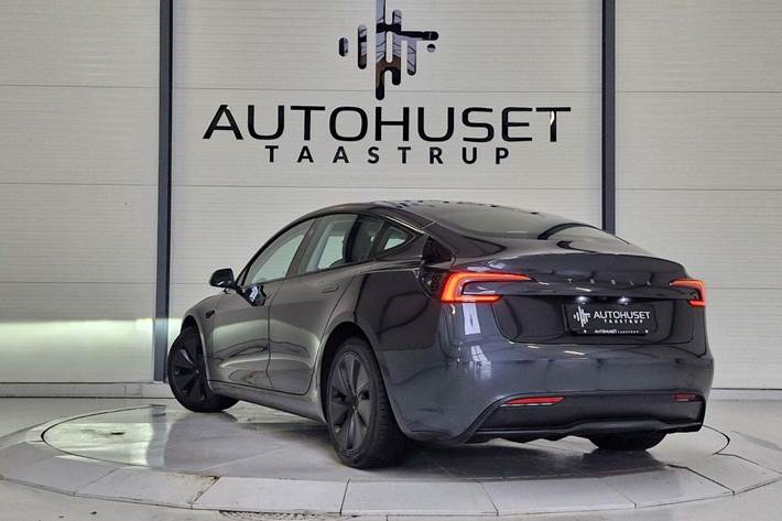 Grå Tesla Model 3 fra 2024