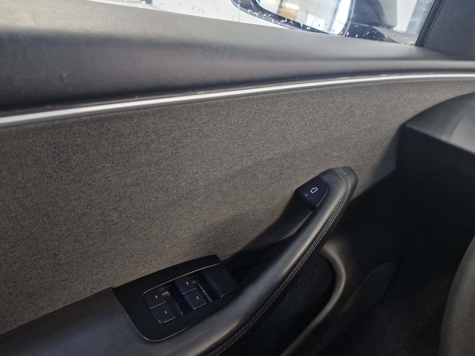 Grå Tesla Model 3 fra 2024