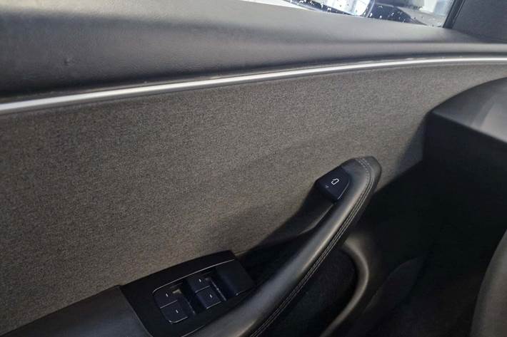 Grå Tesla Model 3 fra 2024