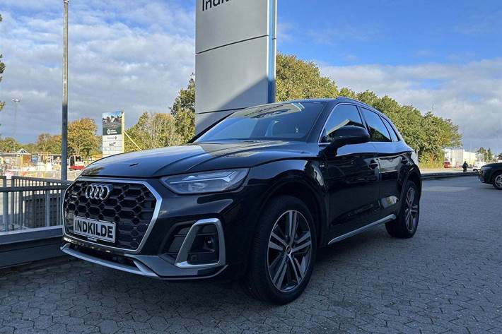 Grå Audi Q5 fra 2021 set udefra
