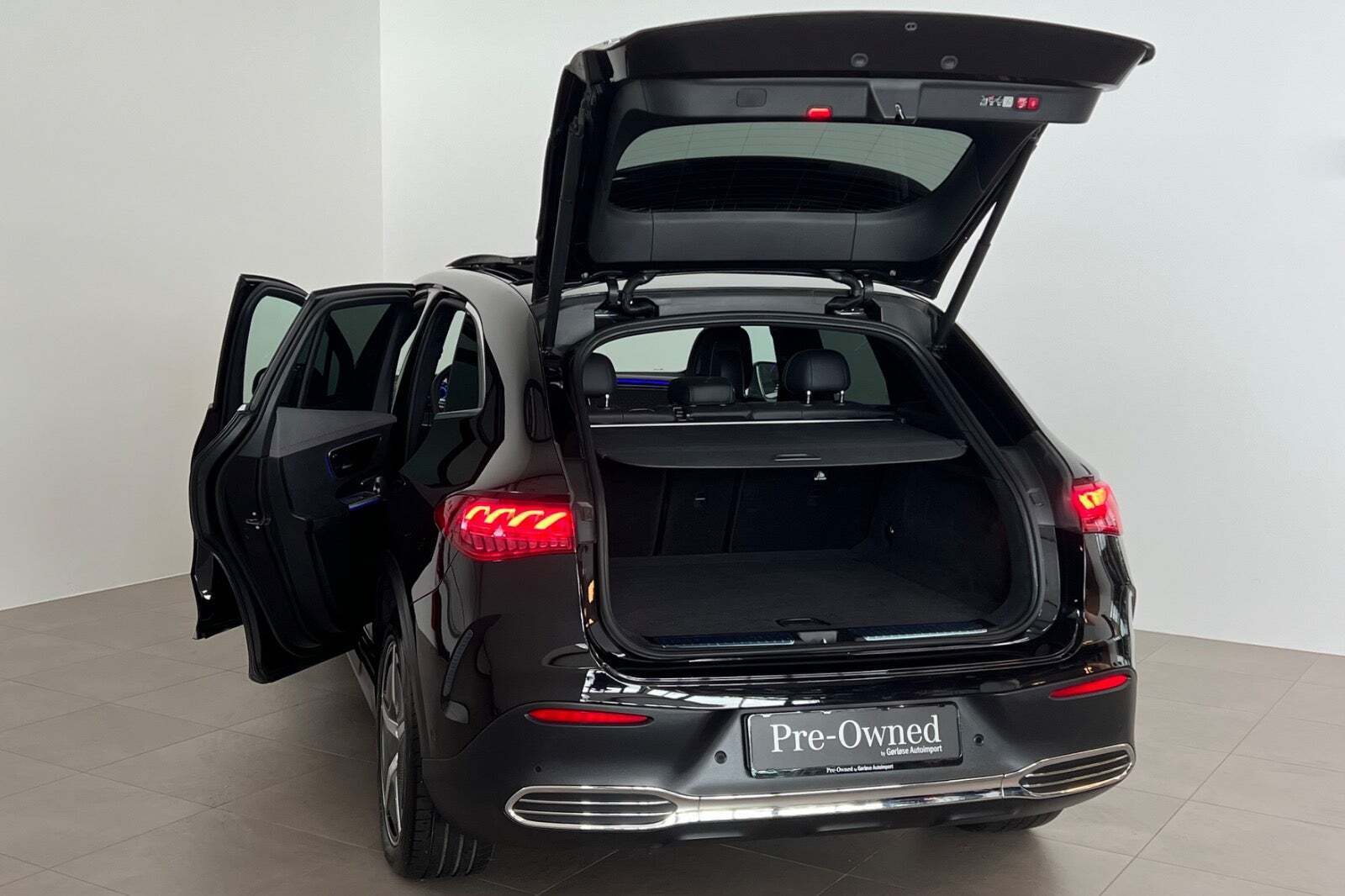 Sort Mercedes EQE350 SUV fra 2024