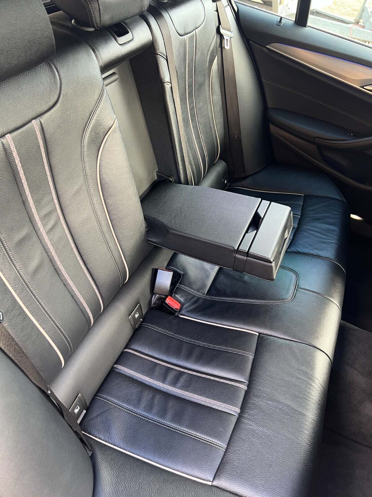 Grå BMW 520d fra 2018 set indefra