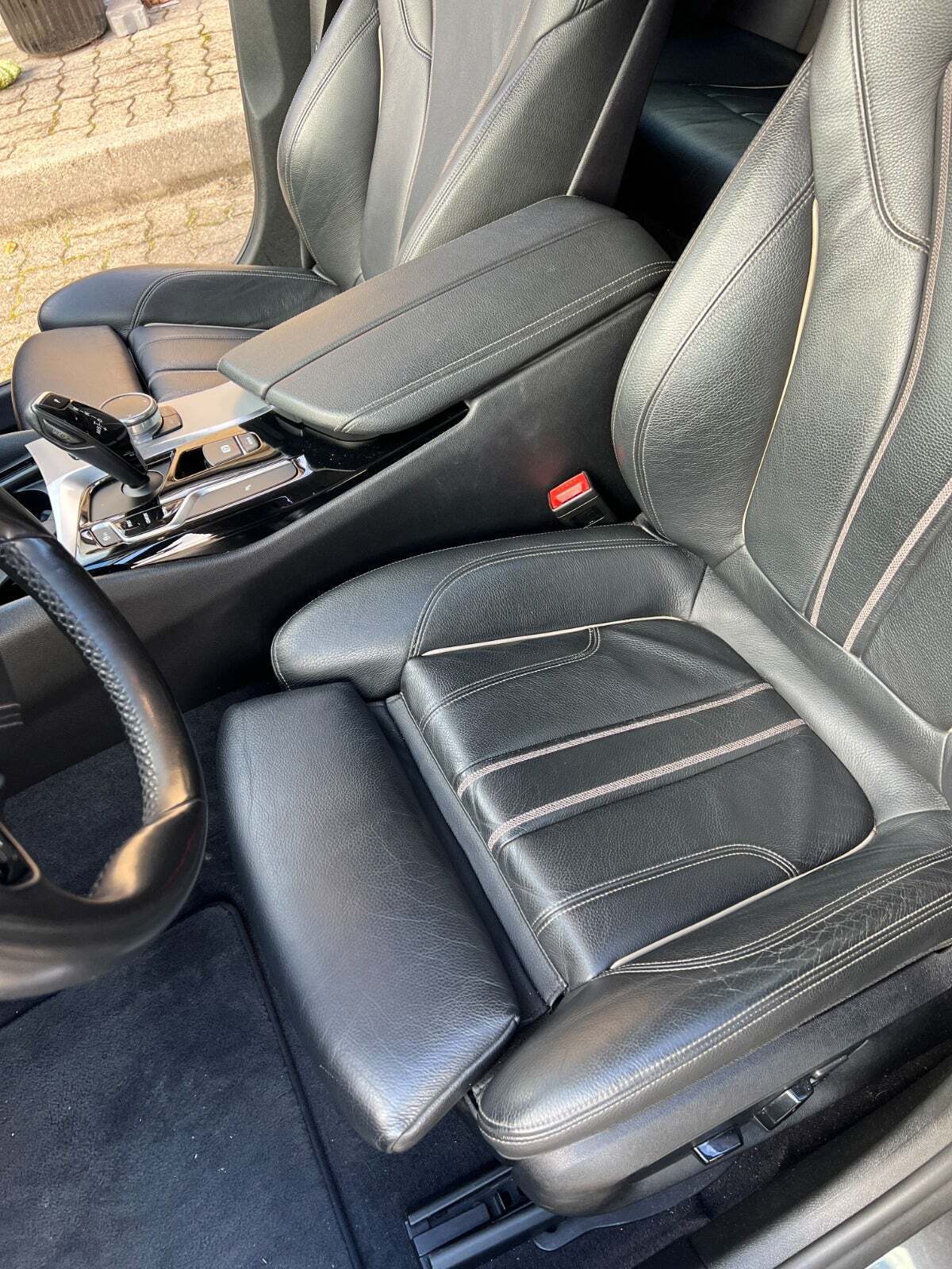 Grå BMW 520d fra 2018 set indefra