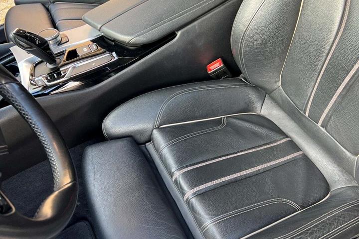 Grå BMW 520d fra 2018 set indefra