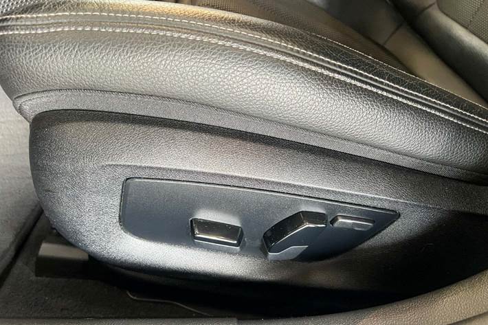 Grå BMW 520d fra 2018 set indefra